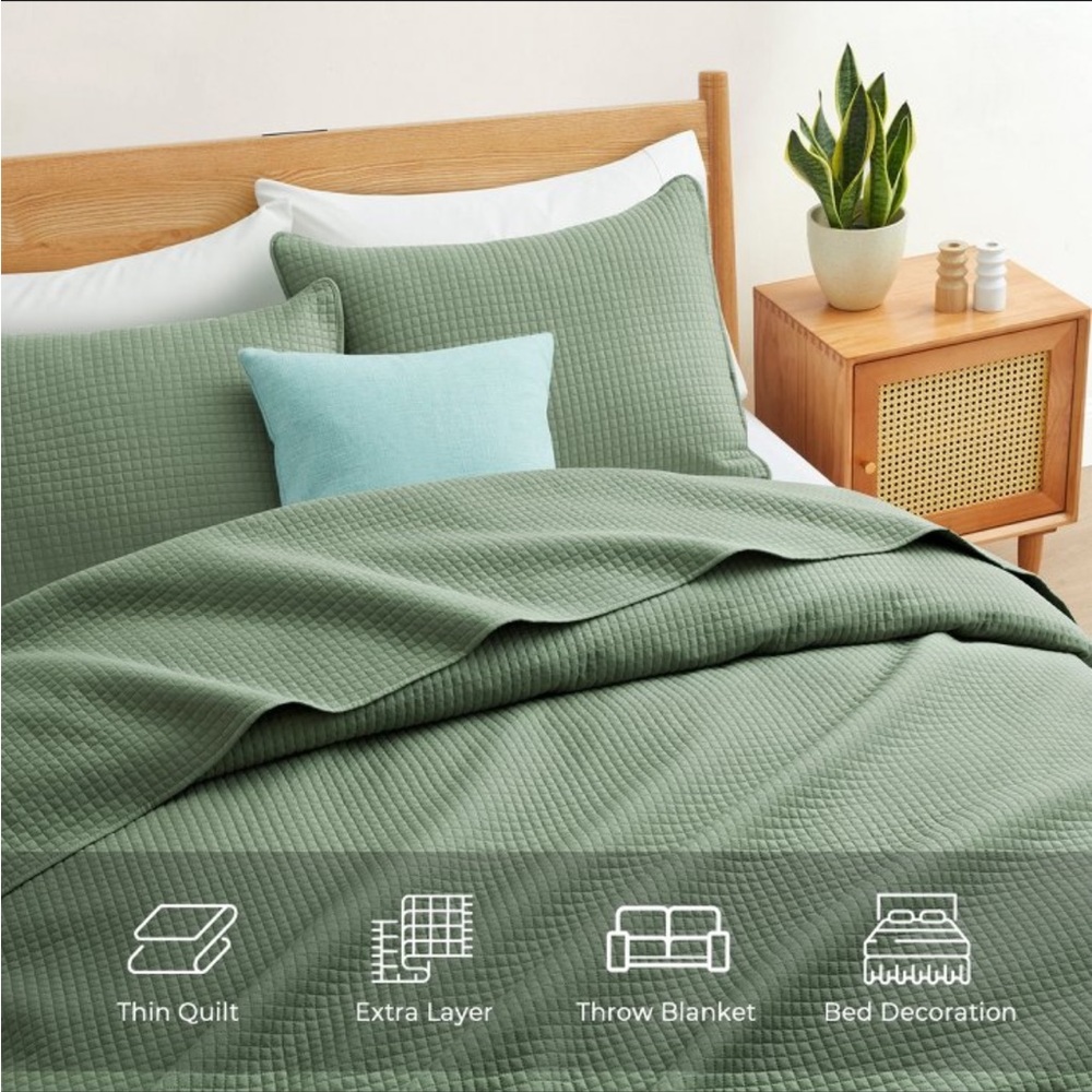 3-Piece Reversible Ultra Lighweight Coverlet Premium Microfiber Quilt Set - Picture 4 of 5